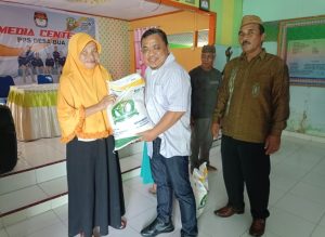 Serahkan Bantuan Beras, Wabup Berharap Hal Ini Dapat Membantu Masyarakat