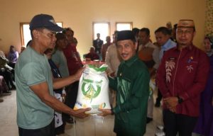 Kepada 315 Keluarga di Motilango, Bupati Nelson Pomalingo Serahkan Bantuan Beras CPP