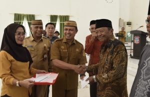 Sekda Roni Sampir Silaturahmi Bersama Pemangku Adat, Sekaligus Serahkan Honorarium dan Baju Khas Gorontalo