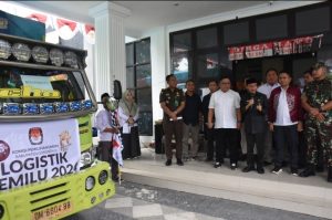 Bupati Nelson Lepas Mobil Logistik Pemilu Ke Wilayah Terjauh