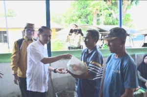 Tekan Krisis Pangan, Bupati Nelson Bagikan 350 Paket Sembako