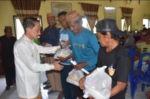 Bupati Nelson Salurkan Sembako Untuk 300 KPM