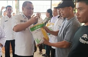 Serahkan Bantuan Benih Jagung, Wabup Hendra: Bantuan Ini Bagian Dari Komitmen Kita Semua