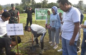Bupati Nelson:   Berharap Agar Penanaman Pohon Dapat Dilakukan Secara Berkelanjutan