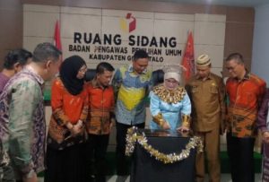 Anggota Bawaslu RI, Loly Suherty Resmikan Ruang Sidang Bawaslu Kabgor