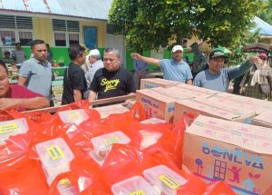 Hendra S. Hemeto Serahkan Bantuan Pada Korban Yang Berdampak Banjir di Limboto, Telaga Biru dan Batudaa