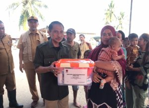 Bagikan Bantuan Di Lokasi Banjir, Bupati Nelson: Berharap Air Segera Surut