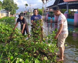 Bersama Polsek Limboto, DPC PJS Kabgor Bantu Masyarakat Bersihkan Sampah Luapan Air Danau