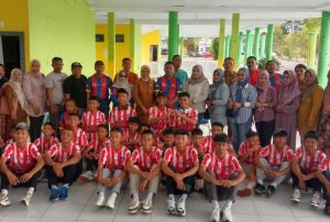 Pj. Sekda Kabgor, Haris Tome Lepas Kontingen Sepak Bola Pelajar, U-12 dan U-15 BLISPI Gorontalo.