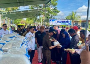 Bersubsidi untuk Kendalikan Inflasi, Pemkab Gorontalo Bersama Kejaksaan Gelar Pasar Murah
