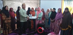 Ketua LPTQ Asparaga, Oin Kadir Serahkan Bantuan Sound Sistem Kepada Majelis Ta’lim Desa Bontula
