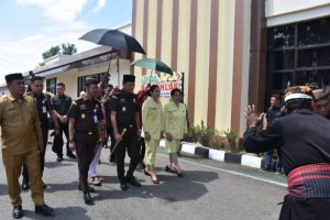 Kejari Kabupaten Gorontalo Sambut Kajati Dengan Prosesi Adat Mopotilolo