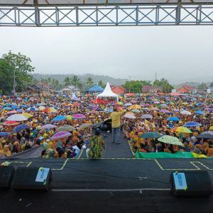 Meski Diguyur Hujan, Belasan Ribu Masa Tetap Bertahan Banjiri Kampanye Bercahaya