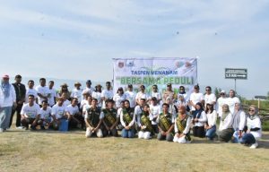 Tanam 300 Pohon di Pesisir Danau Limboto, Pj. Bupati Gorontalo Syukri Botutihe mengapresiasi Inisiatif PT. TASPEN
