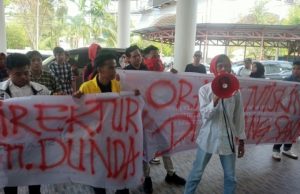 Datangi Gedung DPRD Kabgor, Mahasiswa UG Minta Direktur RSUD MM DUNDA di Copot