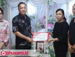 Caroll-Sendy Serahkan Santunan Duka ke Keluarga Alm. Lukas Rempas