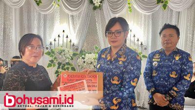 Melayat ke Keluarga Mantiri, Wawali Sendy Serahkan Santunan Duka Pemkot