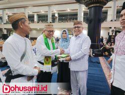 Bupati Gorontalo, Sofyan Puhi Melepas Jamaah Calon Haji Kabupaten Gorontalo Tahun 2025