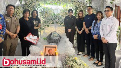 Melayat, Wawali Sendy Serahkan Santunan ke Keluarga Masiri-Rambing