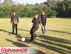Ditandai Kick Off, Wawali Sendy Buka Turnamen Sepakbola Tinoor Raya