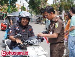Jelang HUT RI ke-80, Kajari Kabupaten Gorontalo Bagikan Sejumlah Bendera Pada Masyarakat