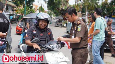 Jelang HUT RI ke-80, Kajari Kabupaten Gorontalo Bagikan Sejumlah Bendera Pada Masyarakat