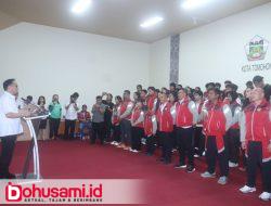 Wali Kota Caroll Serahkan Apresiasi Pemkot Tomohon bagi Atlet dan Pelatih Peraih Medali Porprov XII