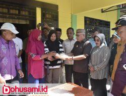 Bupati Sofyan Serahkan Bantuan Ternak Ayam Buras Bagi Keluarga Beresiko Stunting di Desa Haya-Haya
