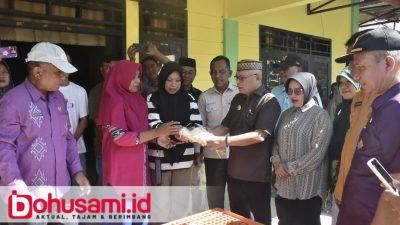 Bupati Sofyan Serahkan Bantuan Ternak Ayam Buras Bagi Keluarga Beresiko Stunting di Desa Haya-Haya